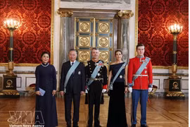 Le secrétaire général du Parti et président de la République, To Lam, et son épouse Ngo Phuong Ly posent avec le roi Frederik X, la reine Mary et le prince héritier Christian du Danemark. Photo : VNA 