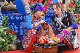 Les costumes traditionnels des Hmong, un héritage culturel préservé à Dien Bien. Photo : VNA