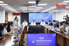 Des délégués partagent des informations sur le Forum économique d'automne 2026. Photo : https://baotintuc.vn/
