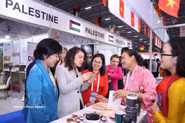 Des visiteurs découvrent le stand de la coopérative Hanoi Xanh lors du Halal Expo 2025, organisé du 26 au 29 novembre 2025 à Istanbul, en Türkiye. La délégation vietnamienne y a présenté une gamme diversifiée de produits halal, notamment agricoles, alimentaires, cosmétiques et pharmaceutiques. Photo : VNA