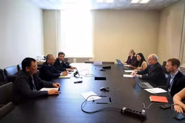 La délégation vietnamienne à une réunion bilatérale avec des représentants de la délégation américaine. Photo: VNA