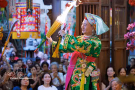La pratique du hầu đồng exige une combinaison entre le médium, les musiciens-chanteurs (cung văn) et les assistants, allant de la préparation des costumes et des accessoires à l'organisation des rites. Photo: VNA