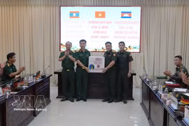 La Division 10 offre des cadeaux à une délégation de jeunes officiers militaires du Laos et du Cambodge. Photo : VNA