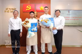 Le Service de la Justice de Ho Chi Minh-Ville vient de remettre la décision du président de la République accordant la nationalité vietnamienne à deux footballeurs d’origine vietnamienne : Ngo Dang Khoa (Khoa Ngo, de nationalité australienne) et Le Giang Patrik (de nationalité slovaque), tous deux joueurs du Club de football de la Police de Ho Chi Minh-Ville. Photo : VNA