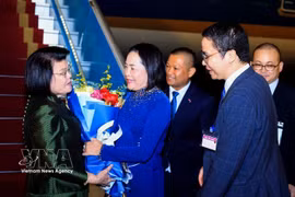 La présidente de l'Assemblée nationale du Cambodge, Samdech Khuon Sudary (gauche) est arrivée à Hanoï. Photo: VNA
