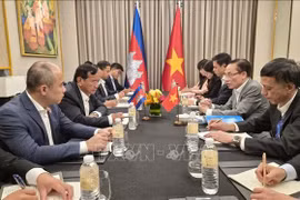 Le ministre Le Hoai Trung a rencontré le vice-Premier ministre et ministre des Affaires étrangères et de la Coopération internationale du Cambodge, Prak Sokhonn. Photo : VNA