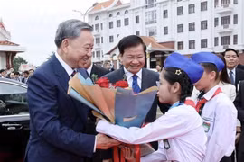 Le secrétaire général du Parti populaire révolutionnaire lao (PPRL) et président de la République démocratique populaire lao, Thongloun Sisoulith préside la cérémonie d'accueil officielle du président vietnamien To Lam lors de sa visite d'État en République démocratique populaire lao (Vientiane, 11 juillet 2024). Photo : VNA