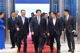 Le président Luong Cuong inspecte les préparatifs de la cérémonie d’ouverture à la signature et de la conférence de haut niveau de la Convention des Nations Unies contre la cybercriminalité. Photo: VNA