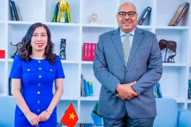 La vice-ministre des Affaires étrangères (AE) Lê Thi Thu Hang et le ministre des Affaires étrangères et de la Coopération de la République-Unie de Tanzanie, Mahmoud Thabit Kombo. 