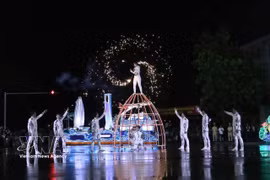 Les artistes ont bravé la pluie pour offrir des prestations artistiques remarquables. Photo: VNA