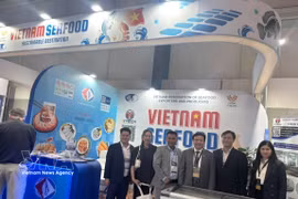 L'ambassadeur Bui Van Nghi et des représentants des entreprises vietnamiennes participant au Salon latino-américain des produits de la mer 2026. Photo : VNA