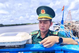 Le commandant Phan Minh Vuong, chef du poste de contrôle frontalier de Ganh Hao, dans la province de Ca Mau, vérifie lui-même le système de surveillance des navires par satellite (VMS) à bord d’un bateau de pêche. Photo : VNA