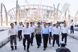 Le président de l'Assemblée nationale, Tran Thanh Man, et sa délégation inspectent les travaux sur le chantier de construction du Centre de conférence APEC. Photo : VNA