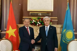 Le président du Kazakhstan Kassym-Jomart Tokayev accueille le secrétaire général du PCV Tô Lâm (à gauche). Photo : VNA