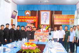 Une délégation des autorités de la province d’An Giang, conduite par Le Van Phuoc, vice-président du Comité populaire provincial, s'est rendue ce 5 janvier à la pagode An Hoa (commune de Phu Tan) pour présenter ses vœux au Comité central d’administration de la Sangha du bouddhisme Hoa Hao. Photo : VNA