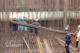 Le chantier du pont Tu Lien progresse à Hanoï. Photo : VNA