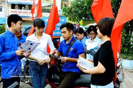 À Hanoï, des jeunes et des adolescents participent à une campagne d'information et de sensibilisation à la santé reproductive. Photo : VNA