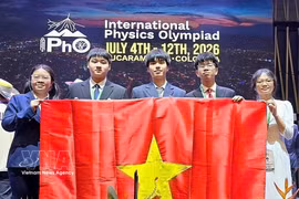 Les cinq membres de l’équipe nationale vietnamienne participant à la 56e Olympiade internationale de physique (IPhO 2026). Photo : VNA