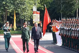 Le secrétaire général Tô Lâm passe en revue la garde d’honneur de l’Armée populaire du Vietnam. Photo: VNA
