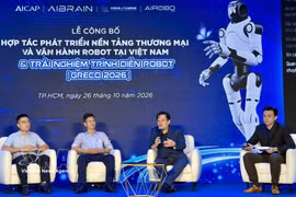 Des représentants des organisations participantes assistent à un colloque sur le développement d'une plateforme commerciale et les opérations robotiques au Vietnam. Photo : VNA.
