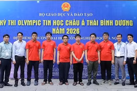 Des élèves vietnamiens participant à l'Olympiade d'informatique Asie-Pacifique 2026 (en chemises rouges), encadrés par leurs professeurs. Photo : Ministère de l'Éducation et de la Formation.