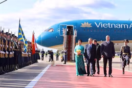 Le secrétaire général du Comité central du Parti communiste vietnamien, Tô Lâm, son épouse Ngô Phuong Ly et une délégation vietnamienne de haut rang arrivent à l'aéroport Vnukovo 2 de Moscou le 8 mai au soir (heure locale), entamant une visite officielle en Fédération de Russie. Photo : VNA