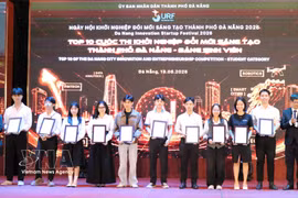 Le Comité populaire de la ville de Da Nang a remis les prix aux 10 meilleurs projets du concours d'innovation et d'entrepreneuriat (catégorie étudiante) lors de SURF 2026. Photo : VNA