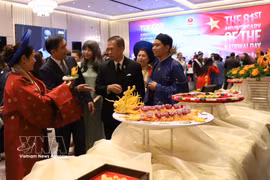 L’ambassade du Vietnam en Thaïlande a organisé une réception pour célébrer le 81e anniversaire de la Révolution d’Août et de la Fête nationale du 2 septembre, ainsi que le 50e anniversaire de l’établissement des relations diplomatiques entre les deux pays. Photo : VNA