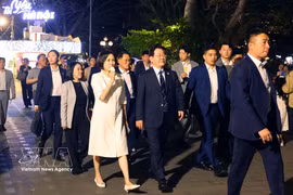 Le président sud-coréen et son épouse se promènent autour du lac Hoan Kiem. Photo : VNA