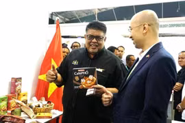 Au Festival Halal de Melaka 2024 en Malaisie (Melaka International Halal Festival 2024 - MIHF), du 20 au 22 décembre, le Bureau commercial du Vietnam en Malaisie a fait forte impression avec ses offres d'aliments et de boissons aux normes halal, en particulier des produits à base de café. Photo : VNA