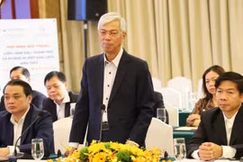 Le vice-président du Comité populaire de Ho Chi Minh-Ville, Vo Van Hoan (debout), prend la parole lors du dialogue. Photo : nhandan.vn