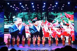 Lors du programme artistique saluant le 50e anniversaire de la Fête nationale lao et la solidarité Vietnam - Laos. Photo : VNA
