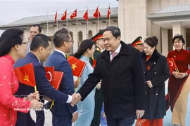 Dans la soirée du 18 avril, le président de l’Assemblée nationale, Tran Thanh Man, son épouse Nguyen Thi Thanh Nga avant de quitter Istanbul. Photo : VNA