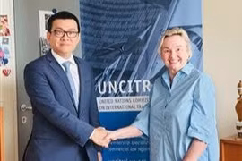 L'ambassadeur Vu Lê Thai Hoàng, chef de la Mission permanente du Vietnam auprès des Nations Unies et des organisations internationales à Vienne et Anna Joubin-Bret, secrétaire de la Commission des Nations Unies pour le droit commercial international (CNUDCI). Photo: VNA