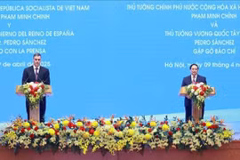 Le Premier ministre vietnamien Pham Minh Chinh et son homologue espagnol Pedro Sanchez co-président le 9 avril à Hanoï une conférence de presse conjointe. Photo : VNA