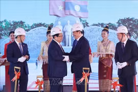 Le 10 janvier, le Premier ministre vietnamien Pham Minh Chinh (2e à gauche) et son homologue lao Sonexay Siphandone ont participé à la cérémonie de mise en chantier du Parc de l'amitié Laos-Vietnam, Photo : VNA