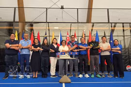 À Bruxelles, les ambassadeurs des pays membres de l’ASEAN effectuent la poignée de main emblématique du bloc, symbole de sa solidarité. Photo : VNA