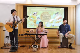 Des étudiants vietnamiens à Oxford et leurs amis britanniques interprètent de la musique traditionnelle vietnamienne lors de l’événement. Photo : VNA