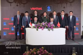 Le 4 février 2026, le groupe Viettel a inauguré son bureau de représentation à Singapour. Un accord de coopération a été signé entre Viettel et Unicom. Photo : VNA