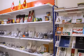 Présentation de quelques produits d'exportation vietnamiens aux entreprises algériennes. Photo: VNA