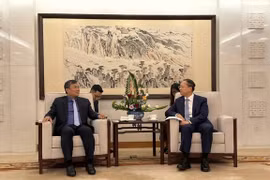 Le vice-ministre permanent vietnamien des Affaires étrangères, Nguyen Minh Vu (à gauche), rencontre le vice-ministre exécutif chinois des Affaires étrangères, Ma Zhaoxu. (Photo : baoquocte.vn)