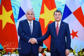 Le Premier ministre Le Minh Hung (à droite) rencontre le président de la République du Panama, José Raúl Mulino Quintero. Photo : VNA