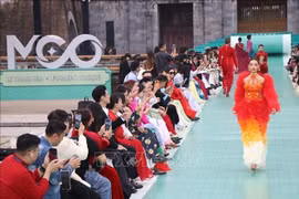 Le 2 décembre, à la Porte du Midi de la Citadelle impériale de Huê, le défilé de mode "Hello Cosmo From Vietnam" de la 2e saison a officiellement lancé le parcours de Miss Cosmo 2025. Photo : VNA