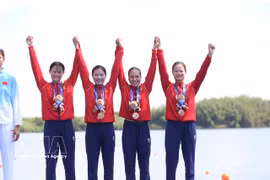 Le quatuor Pham Thi Ngoc Anh, Le Thi Hien, Ha Thi Vui và Du Thi Bong remporte la médaille de bronze dans l’épreuve du quatre de pointe féminin sans barreur en aviron. Photo: VNA