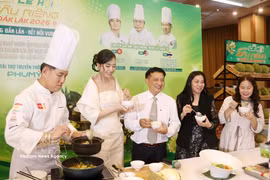 Des délégués dégustent du « curry vert au durian » lors de l'événement. Photo : VNA