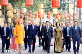 Le président vietnamien Luong Cuong et son épouse Nguyên Thi Minh Nguyêt, accompagnés du roi Philippe et de la reine Mathilde de Belgique visitent la citadelle impériale de Thang Long. Photo : VNA