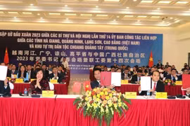 Une rencontre de printemps et une conférence du Comité de travail conjoint entre les provinces de Quang Ninh, Lang Son, Cao Bang, Ha Giang (Vietnam) et la région autonome Zhuang du Guangxi (Chine) en 2023. Photo : VNA