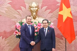Le président de l'Assemblée nationale (AN), Trân Thanh Mân (droite) rencontre le premier vice-président du Conseil de la Fédération de l’Assemblée Fédérale de la Fédération de Russie, Andrey Vladimirovich Yatskin. Photo: VNA