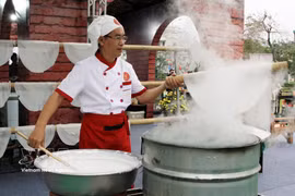 Le festival offre un espace d’échanges et de rencontres entre artisans, entreprises, chercheurs et passionnés de gastronomie, au Vietnam comme à l’étranger. Photo : VNA