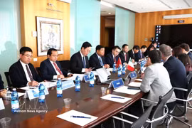 Rencontre entre le vice-Premier ministre vietnamien Nguyen Chi Dung et les dirigeants de l'Association industrielle Assolombarda. Photo : VNA